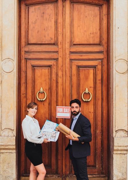 Foto gratuita giovani professionisti che vendono una poperty