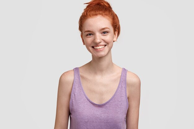 紫色のトップの若い赤毛の女性