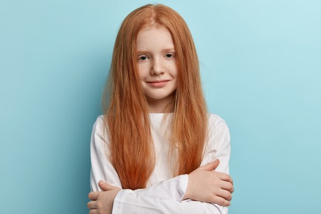 ストレートヘアの若い赤毛の女の子