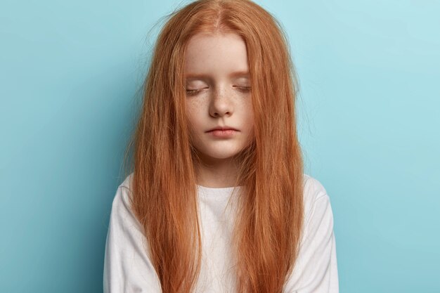 Молодая рыжая девушка с прямыми волосами