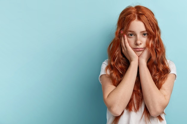 Бесплатное фото Молодая рыжая девушка с волнистыми волосами