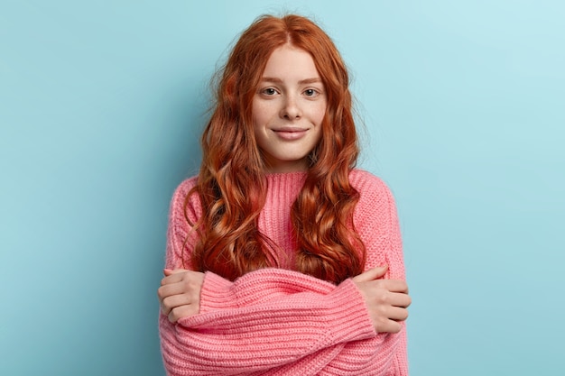 Молодая рыжая девушка с волнистыми волосами