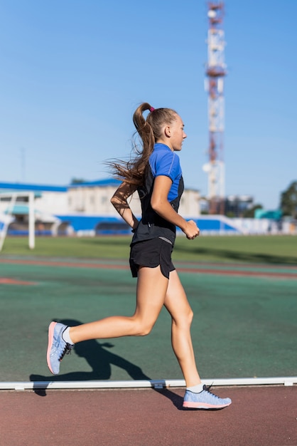 スタジアムで若いランナー女性