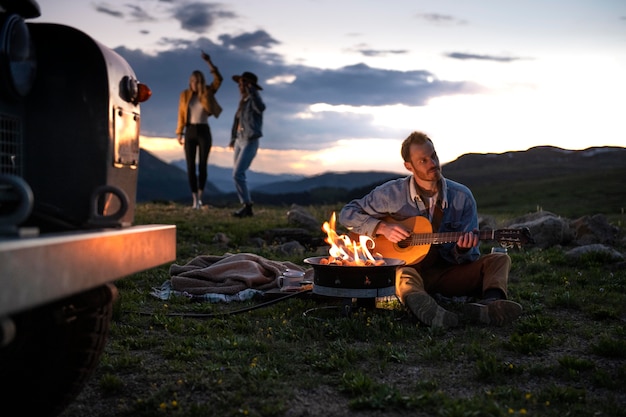 Giovani viaggiatori rurali in un picnic