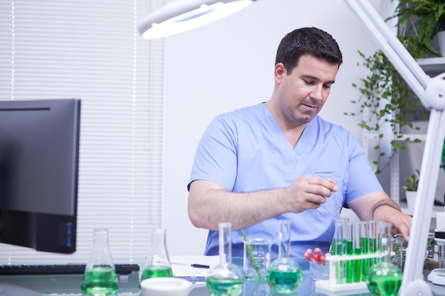 Giovane scienziato che fa il test in un laboratorio di ricerca microbiologica. controllo qualità in laboratorio.