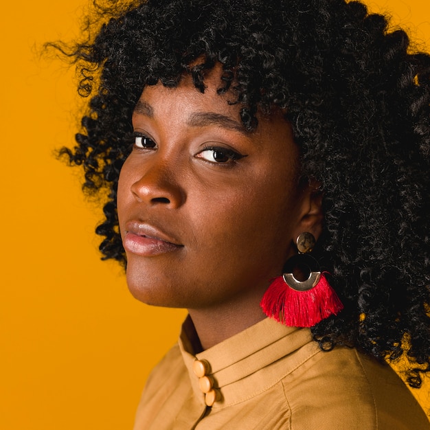 Free photo young sensual african american woman looking at camera