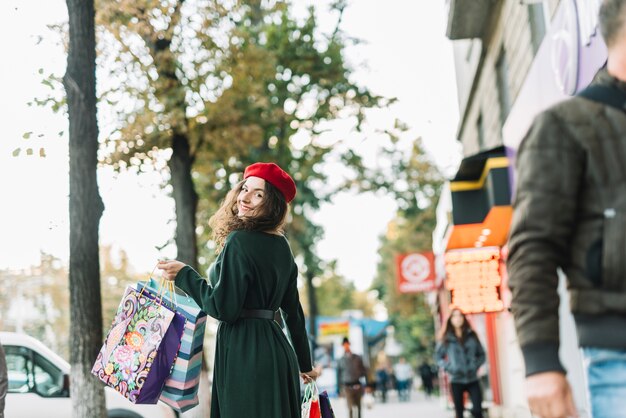 若い買い物客を見返して