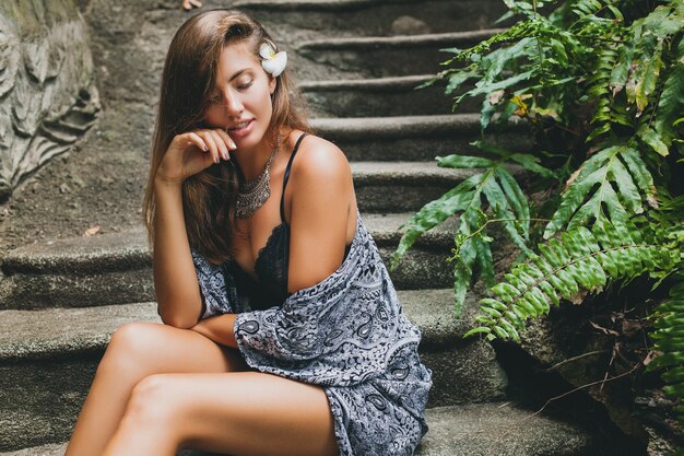 Молодая стройная женщина на тропической вилле на Бали, в сексуальном нижнем белье, чувственная, красивая, кокетливая, загорелая кожа, модная одежда, этнический стиль бохо, ночная рубашка, накидка, естественная красота