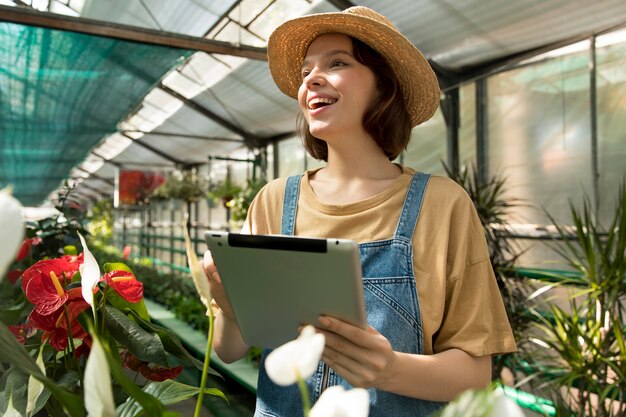 温室で働く若い笑顔の女性