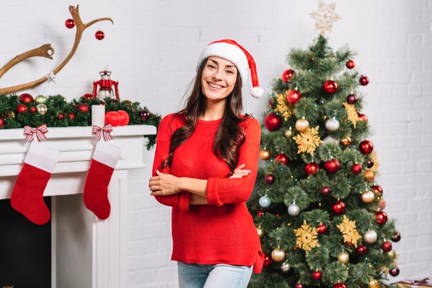 クリスマスツリーの近くに若い笑顔の女性