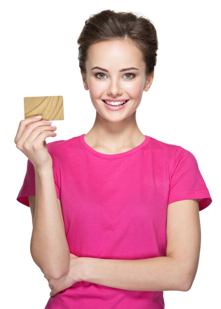 若い笑顔の女性はクレジットカードを保持します