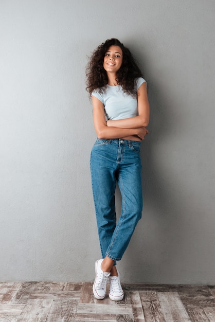 Free photo young smiling woman looking camera isolated