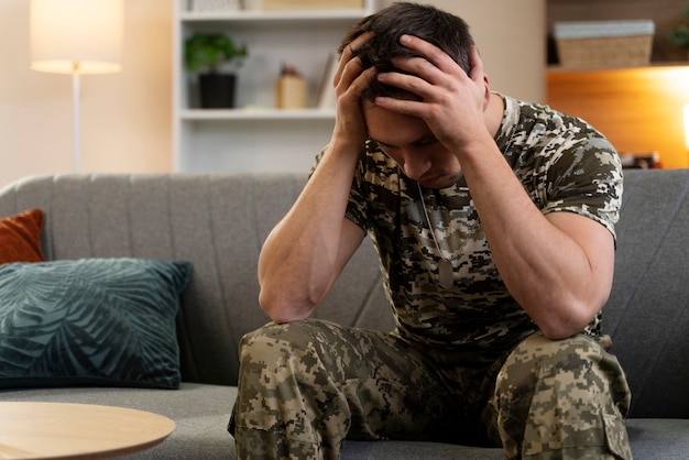 Foto gratuita giovane soldato affetto da effetto disturbo da stress post-traumatico