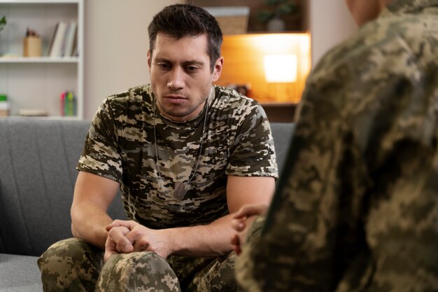 ptsd 효과의 영향을 받는 젊은 군인