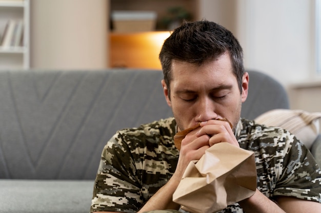 Foto gratuita giovane soldato affetto da effetto disturbo da stress post-traumatico