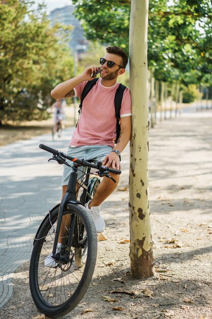 ヨーロッパの都市で自転車に乗って若いスポーツ男。都市環境におけるスポーツ