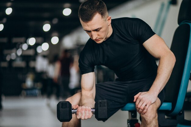 若いスポーツ男がジムでトレーニング