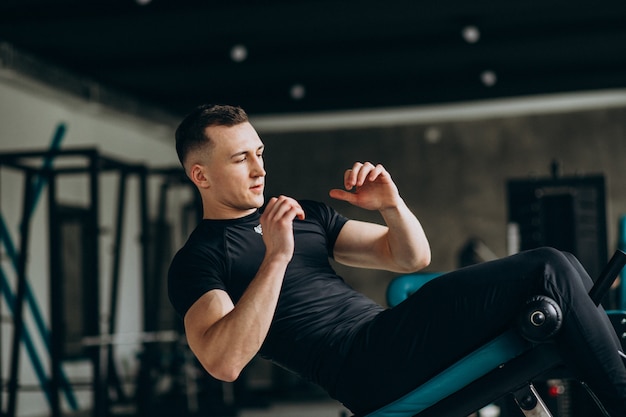 Giovane uomo sportivo allenamento in palestra