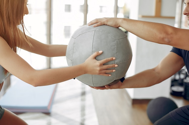 Foto gratuita giovani sportivi che si allenano in una palestra mattutina