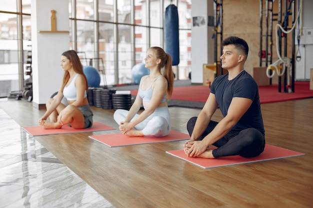 Giovani sportivi che si allenano in una palestra mattutina