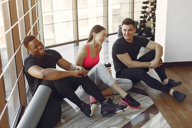 Foto gratuita giovani sportivi che si allenano in una palestra mattutina