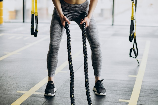 Foto gratuita giovane donna sportiva che si esercita in palestra