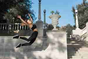 Бесплатное фото Молодая спортивная женщина прыгает