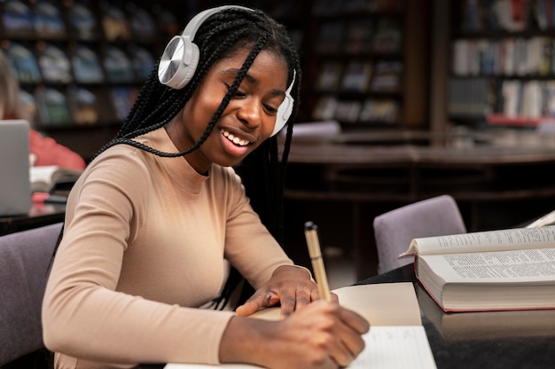 Foto gratuita giovane studente che lavora su incarico