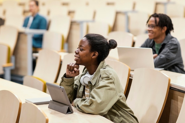 Foto gratuita giovani studenti che frequentano un corso universitario