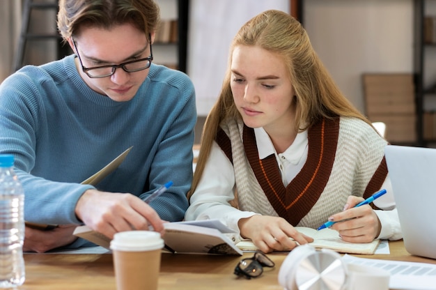 Foto gratuita giovani studenti durante lo studio di gruppo che ricercano insieme