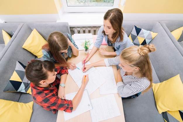 テーブルに集まる若い学生