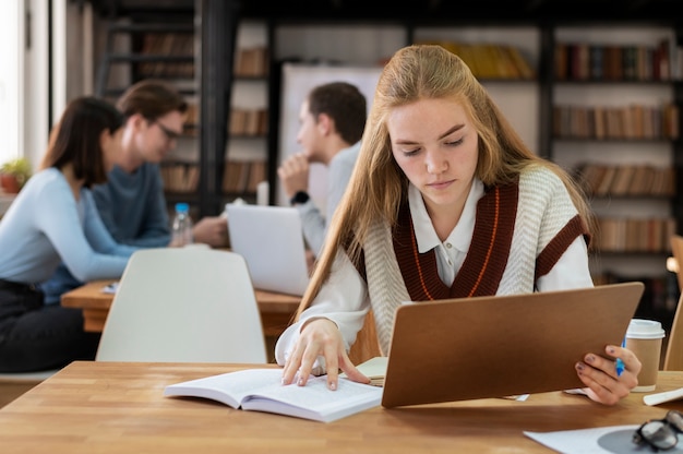 グループ学習中に一緒に学ぶ若い学生