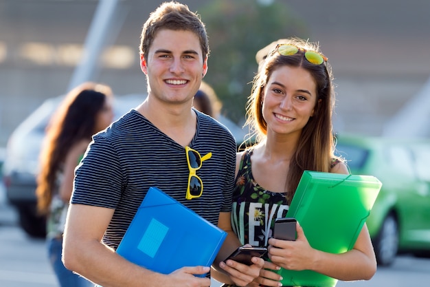 Foto gratuita giovani studenti che guardano la telecamera dopo la classe.