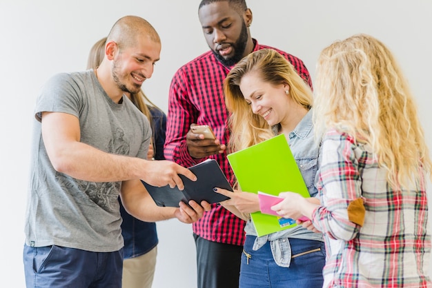 Foto gratuita giovani studenti che condividono con blocchi note