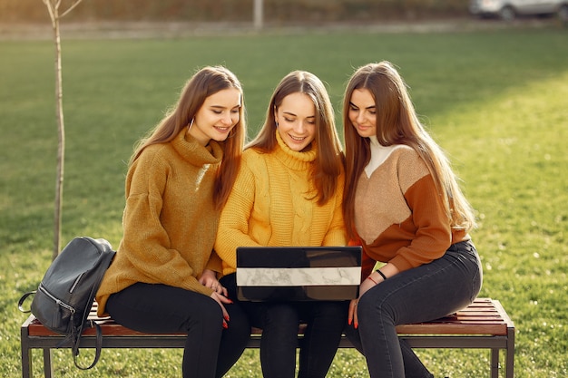 Giovani studenti seduti nel campus di uno studente