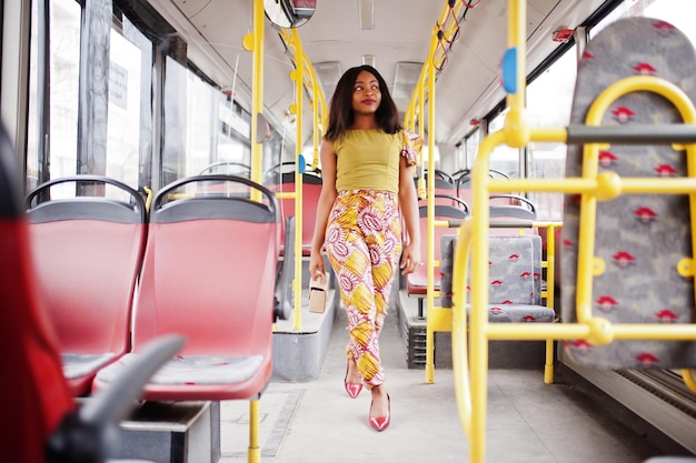 버스를 타고 젊고 세련된 아프리카계 미국인 여성