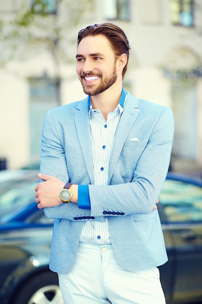 Foto gratuita giovane uomo bello alla moda in tuta in strada