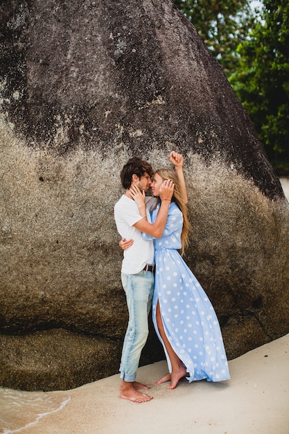 Foto gratuita coppia giovane elegante hipster in amore sulla spiaggia tropicale durante le vacanze