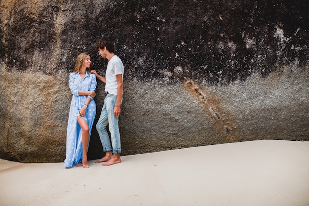 Giovani coppie alla moda hipster nell'amore sulla spiaggia tropicale durante le vacanze