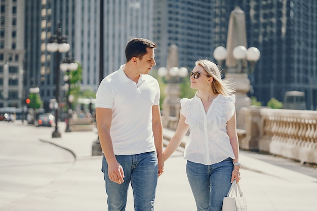 흰색 셔츠와 청바지에 젊고 세련된 연인 커플 큰 도시에서 산책