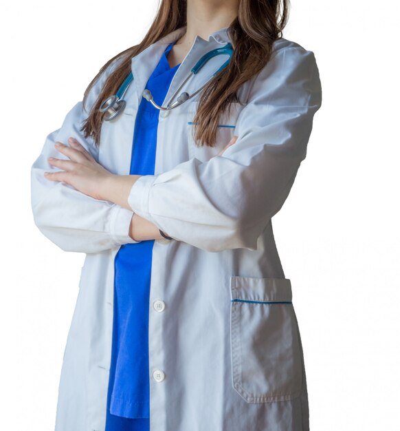 교차 손으로 자신있게 의료 유니폼 서에서 젊은 성공적인 여성 의사
