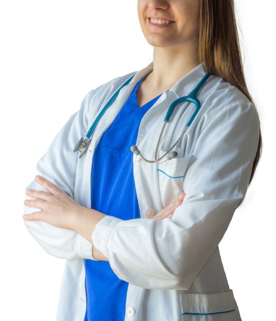 Молодая успешная женщина-врач в медицинской форме уверенно стоит со скрещенными руками