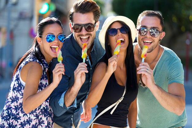 若い夏のサングラスのグループの楽しみ