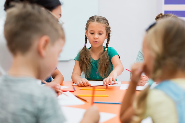 Giovane insegnante che fa la sua classe con i bambini