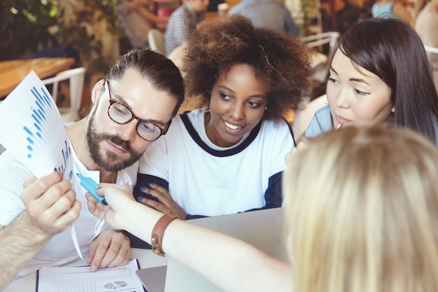 Foto gratuita giovane squadra di colleghi che lavorano al progetto