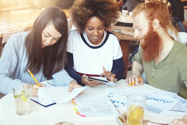 Foto gratuita giovane squadra di colleghi che lavorano al progetto