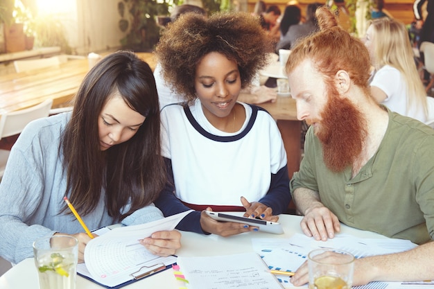 Foto gratuita giovane squadra di colleghi che lavorano al progetto