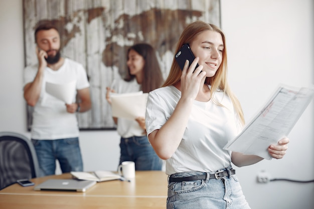 Il giovane gruppo che lavora insieme e usa il computer portatile