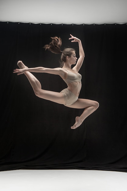Giovane ballerino teenager sullo spazio bianco del pavimento.