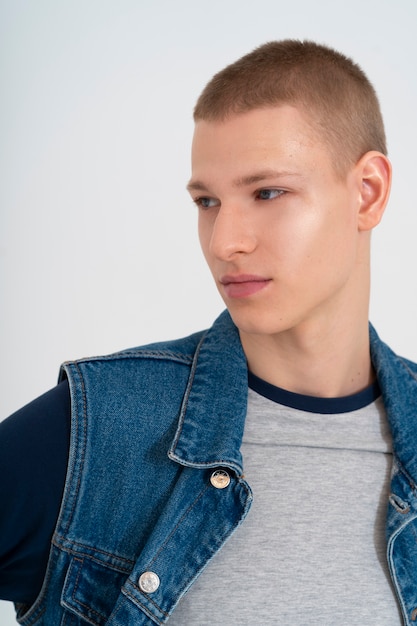 Free photo young teenage boy wearing a denim outfit